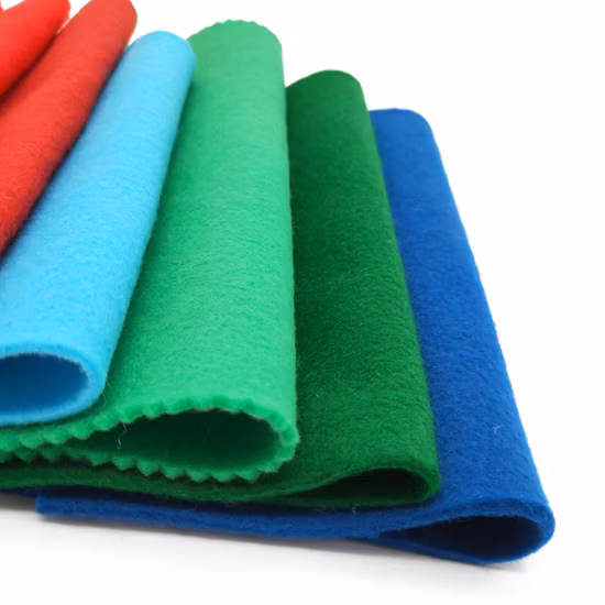 Prodotto in Cina Produttore Tessuto non tessuto assorbente d'acqua in rayon di poliestere colorato agugliato di alta qualità per la pulizia
